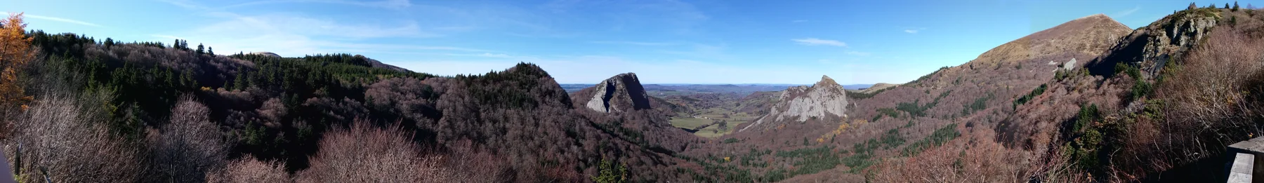 Roches Tuilière et Sanadoire sur une route panoramique du Sancy