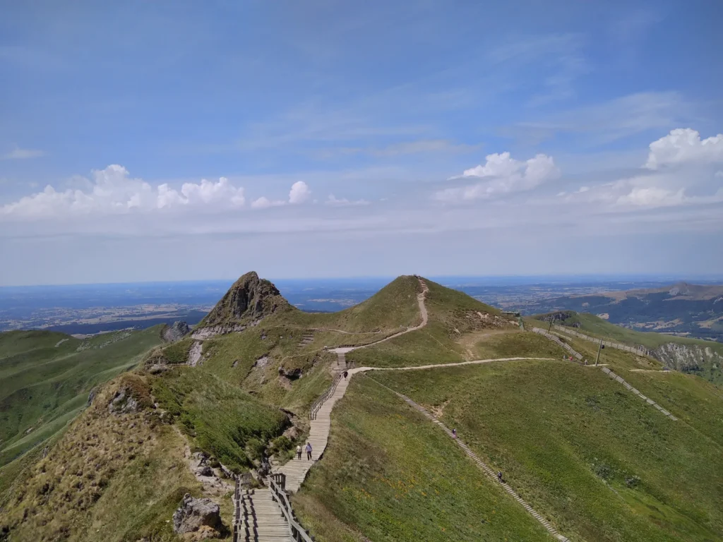 Sentier sur les crêtes volcaniques du massif du Sancy