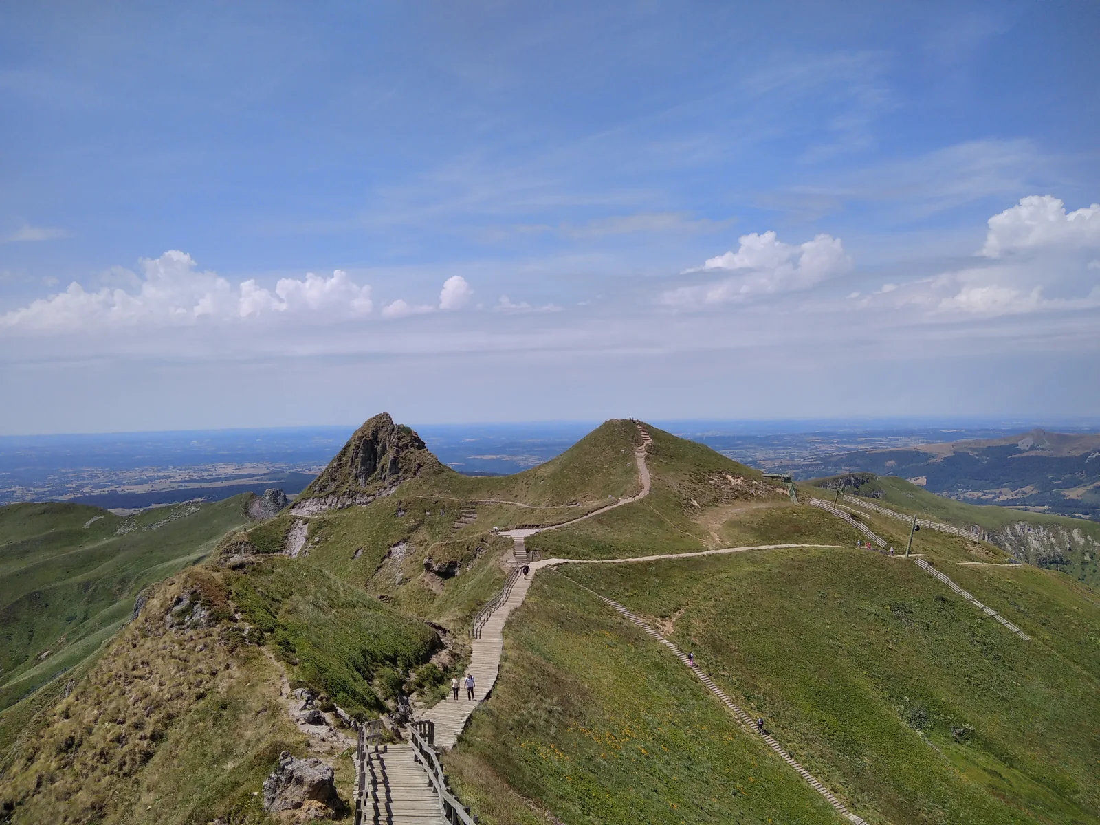 Sentier sur les crêtes volcaniques du massif du Sancy