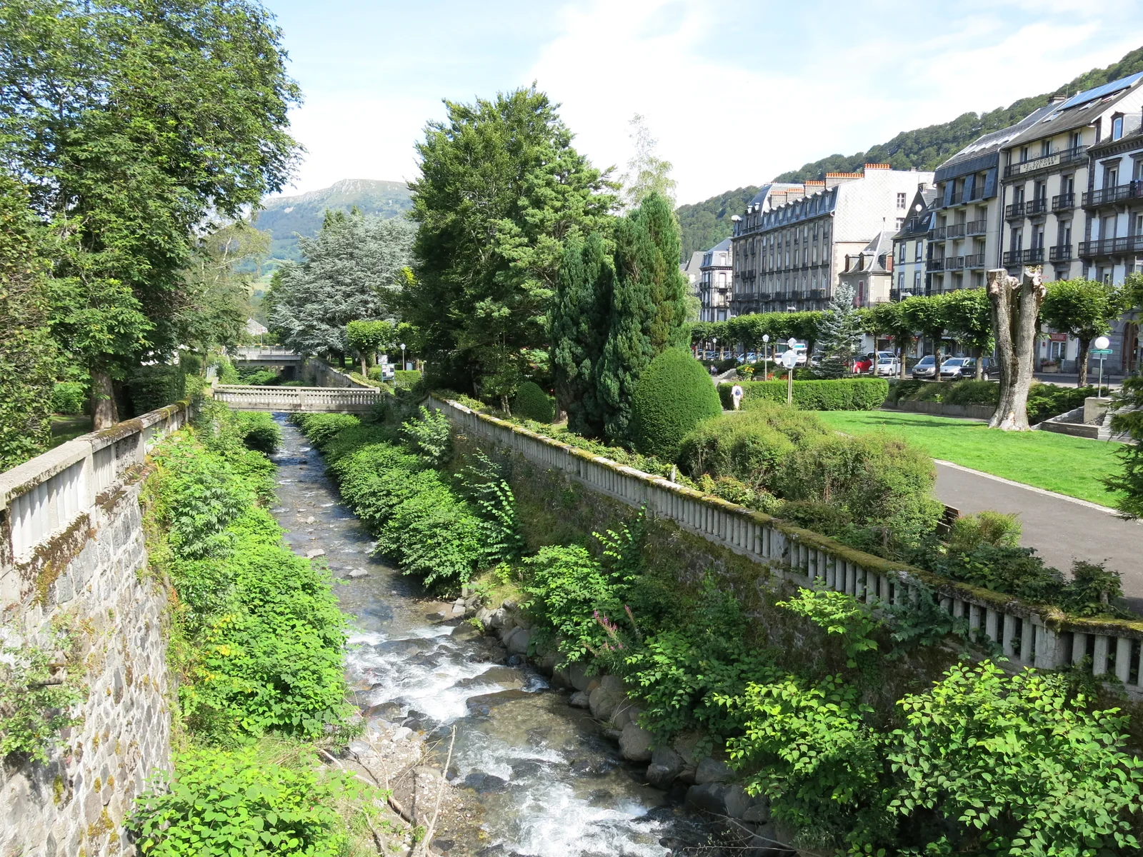 La Dordogne traversant Le Mont-Dore