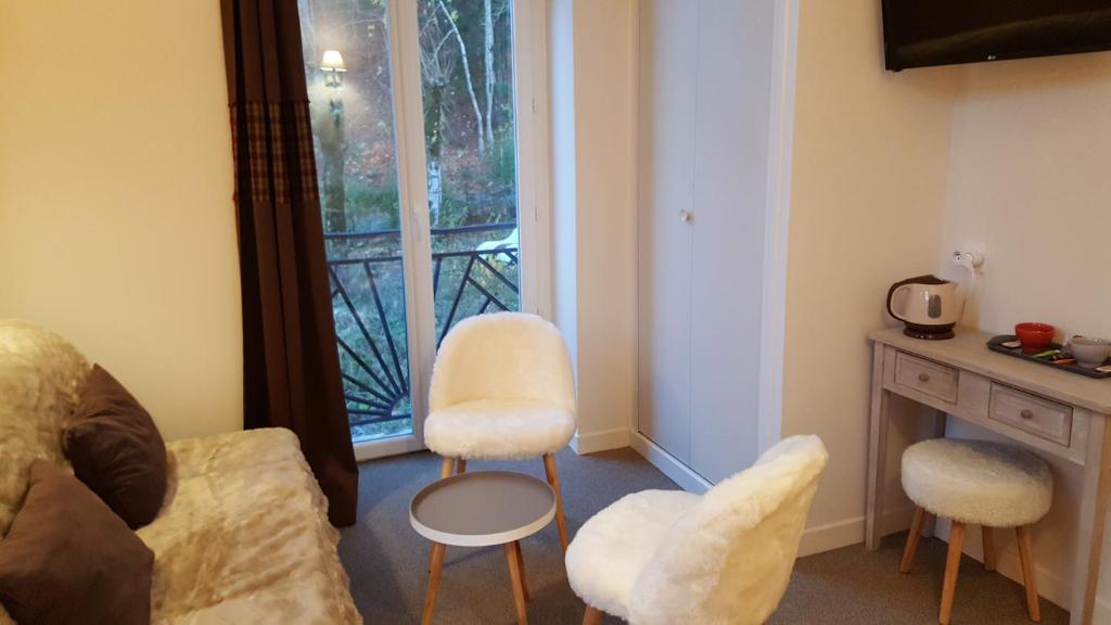 Suite Montagne, le coin salon près de la fenêtre